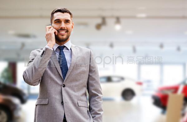 汽車業(yè)務(wù),汽車銷售,手勢(shì)和人的概念-微笑的商人在智能手機(jī)上談?wù)撈囌故颈尘? class=
